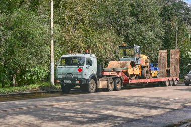 Krasnoyarsk, Rusya - 16 Eylül 2018: ulaşım yolların onarım dolduktan sonra yol ekipmanları.