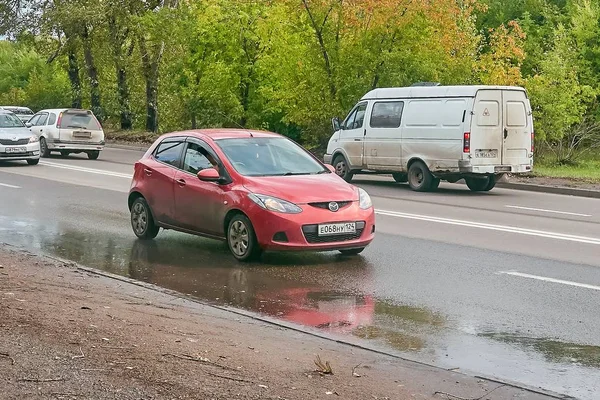 克拉斯诺亚尔斯克 俄罗斯 2018年9月16日 马自达 Demio 汽车与拖车在乡间小路上移动 — 图库照片