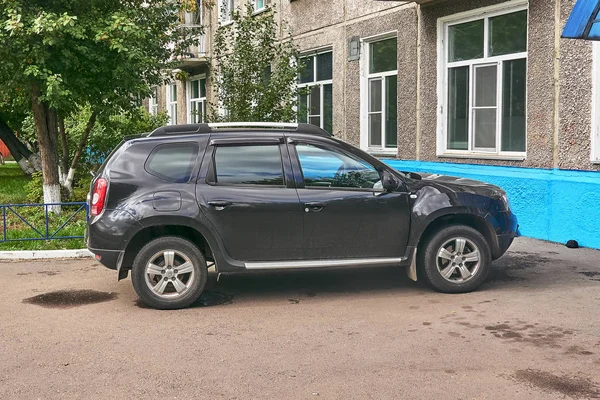 Krasnoyarsk Rusia Septiembre 2018 Renault Duster Espera Paciente Cerca Del —  Fotos de Stock