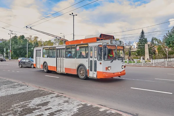 Krasnoyarsk, Rusya Federasyonu - 16 Eylül 2018: şehrin orta kısmında bir platform onarımdan sonra tekrar gitmek trolleybuses başladı. Açık sağdan görünüm.