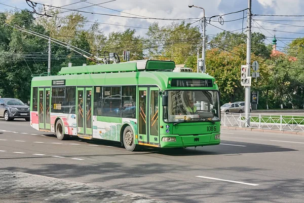 Krasnoyarsk, Rusya Federasyonu - 16 Eylül 2018: şehrin orta kısmında bir platform onarımdan sonra tekrar gitmek trolleybuses başladı. Açık sağdan görünüm. Yeşil renk.