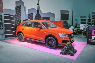 Krasnoyarsk, Rusya - 22 Eylül 2018: Araba Audi Q3 Fuarı Expo Otomobil Fuarı. Sağ ön görünüm.