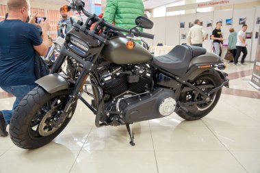 Krasnoyarsk, Rusya - 22 Eylül 2018: Sergi Motor Expo göstermek Harley Davidson 114 motosiklet. Soldan görünüm.