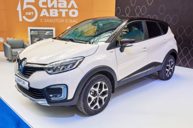 Krasnoyarsk, Rusya - 22 Eylül 2018: Araba Renault Kaptur Fuarı Expo Otomobil Fuarı. Ön görünüm sol.