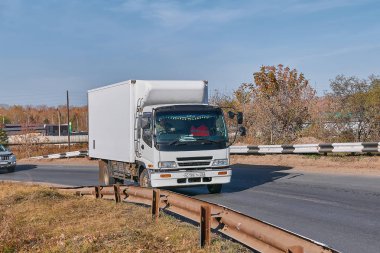 Krasnoyarsk, Rusya - 13 Ekim 2018: Kamyonet Minibüs bir sonuç üzerinde Kuzey karayolu üzerinde beyaz renk. Açık sağdan görünüm