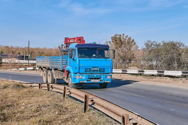 Krasnoyarsk, Rusya Federasyonu - 13 Ekim 2018: Kamaz 65115 manipülatör araba ile karayolu üzerinde bir sonuç Kuzey üzerinde taşır. Açık sağdan görünüm.