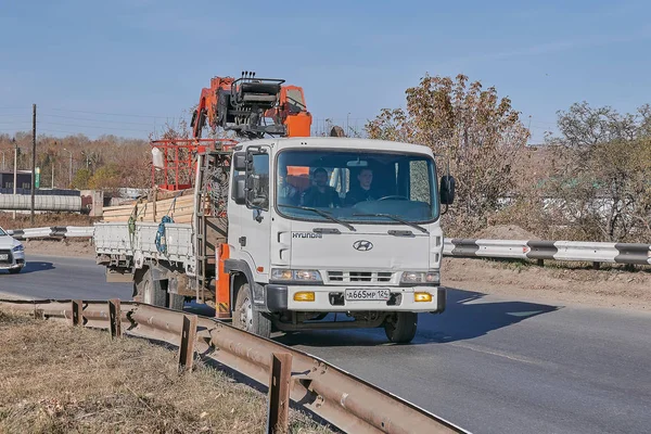 Krasnoyarsk, Rusya - 13 Ekim 2018: Hyundai manipülatör kamyonla bir sonuç üzerinde Kuzey karayolu üzerinde hareket eder. Açık sağdan görünüm.