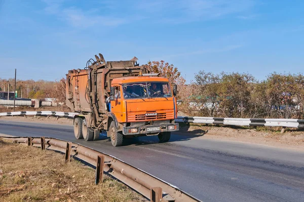 Krasnoyarsk, Rusya Federasyonu - 13 Ekim 2018: Kamaz çöp kamyonu 65115 karayolu üzerinde bir sonuç Kuzey üzerinde taşır. Açık sağdan görünüm.
