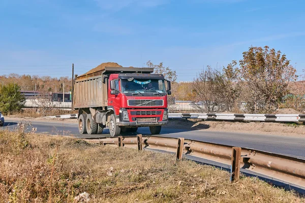Krasnoyarsk, Rusya Federasyonu - 13 Ekim 2018: Volvo Fm damperli kamyon karayolu üzerinde bir sonuç Kuzey üzerinde taşır. Açık sağdan görünüm.