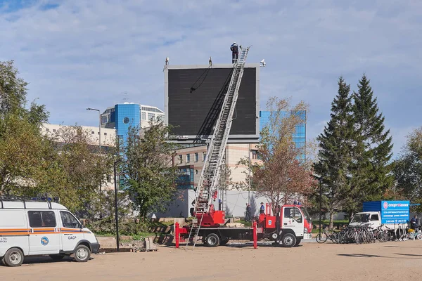 Krasnoyarsk Russland Oktober 2018 Geplante Wartung Einer Elektronischen Plakatwand Der lizenzfreie Stockfotos