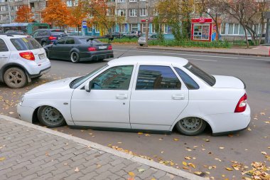 Krasnoyarsk, Rusya - 14 Ekim 2018: Lada Priora çalışan dişli tuning sonra araba. Soldan görünüm.