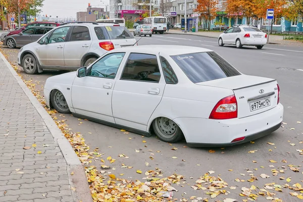 Krasnoyarsk, Rusya - 14 Ekim 2018: Lada Priora çalışan dişli tuning sonra araba. Sol arka görünüm.
