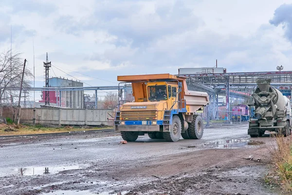 Krasnoyarsk Federacja Rosyjska Października 2018 Wywrotka Biełaz Idzie Załadunku Widok — Zdjęcie stockowe