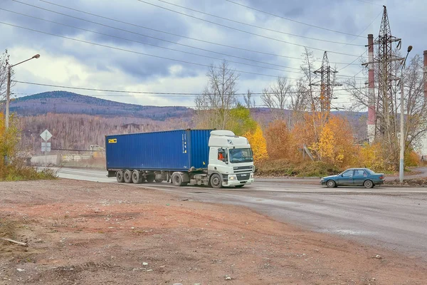 Красноярськ Росія Жовтня 2018 Вантажівка Daf Транспортує Контейнер River Порту — стокове фото