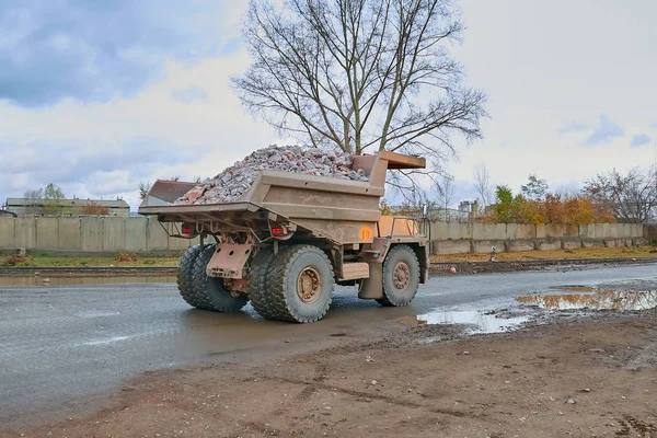 Krasnoyarsk Federacja Rosyjska Października 2018 Biełaz Wywrotka Idzie Frachtu Miejsca — Zdjęcie stockowe