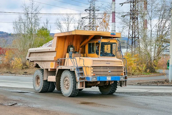 Krasnojarsk Russland Oktober 2018 Belaz Der Kipper Geht Mit Fracht lizenzfreie Stockfotos