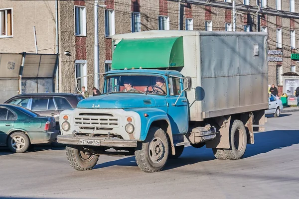克拉斯诺亚尔斯克 俄罗斯 2018年10月26日 Zil 130 老式卡车在城市道路上行驶 — 图库照片
