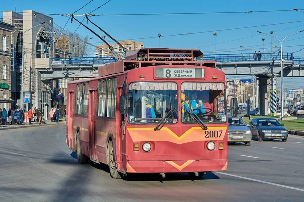 Krasnojarsk Rusko Října 2018 Další Obnovená Trolejbusy Vlevo Cestu Červené — Stock fotografie