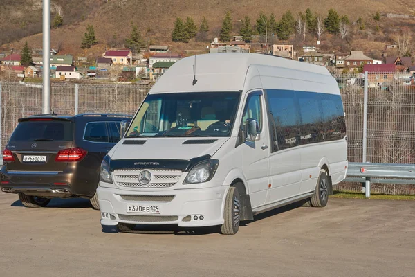 Krasnoyarsk Rusia Octubre 2018 Mercedes Benz Sprinter Espera Turistas Una —  Fotos de Stock