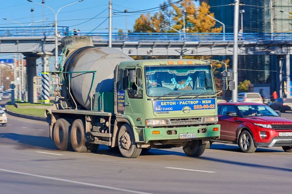 Krasnoyarsk Russia Ottobre 2018 Auto Miscelatore Hino Luogo Riempimento Cemento — Foto Stock