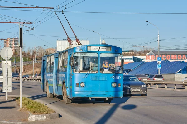 Krasnojarsk Rusko Října 2018 Další Obnovená Trolejbusy Vlevo Trase — Stock fotografie