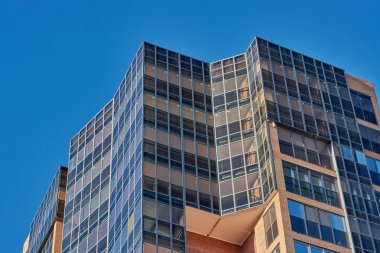 Krasnoyarsk, Rusya Federasyonu - 26 Ekim 2018: Son zamanlarda tamamlanmış yapı işlemi, mavi gökyüzü arka karşı bina yeni yüksek doğmak parçası konur