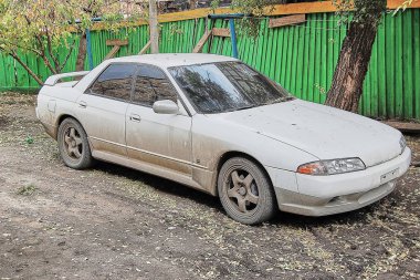 Krasnoyarsk, Rusya - 26 Ekim 2018: Nissan Skyline retro araba. Eski araba restorasyon ve ayarlamak için Japonya'dan getirdi. Açık sağdan görünüm