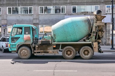 Krasnoyarsk, Rusya - 22 Haziran 2019: Doldurma yerine giden yolda beton karıştırıcı