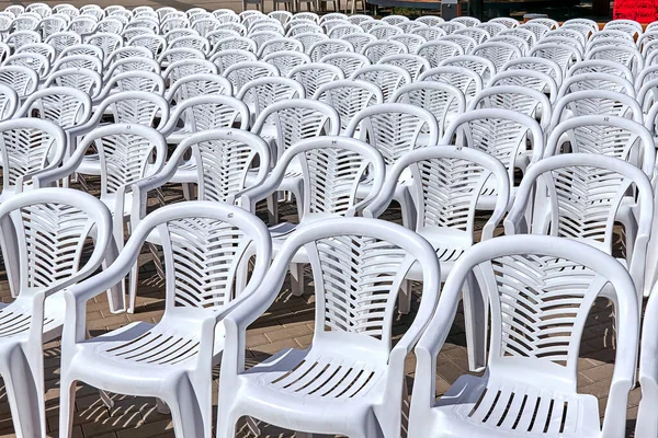 Chaises Plastique Disposées Rangées Pour Représentation Théâtrale Sur Place Pour Images De Stock Libres De Droits