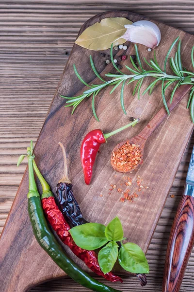 Chilli Pulver Och Färska Och Torkade Paprika Bordet Bakgrund — Stockfoto