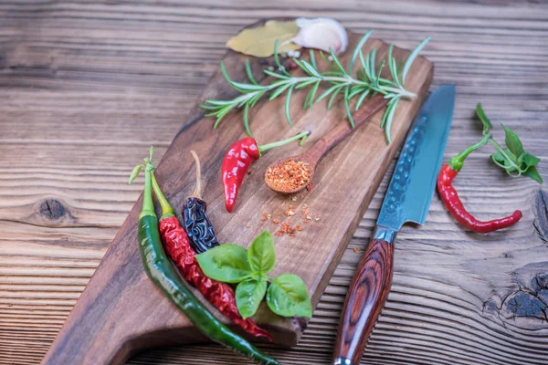 Chilli Pulver Och Färska Och Torkade Paprika Bordet Bakgrund — Stockfoto