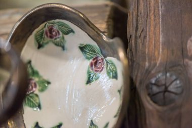 Diy konsepti. Seramik el yapımı dekoratif mobilyalar banyoda. Retro biçimi....