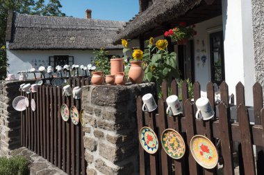 Diy konsepti. Çitin üzerinde el yapımı dekoratif kaplar....