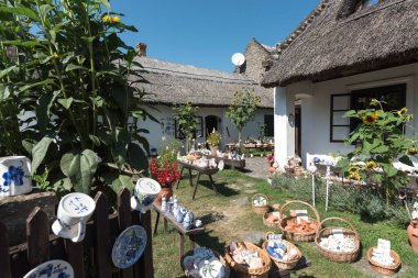 Diy konsepti. Çitin üzerinde el yapımı dekoratif kaplar....