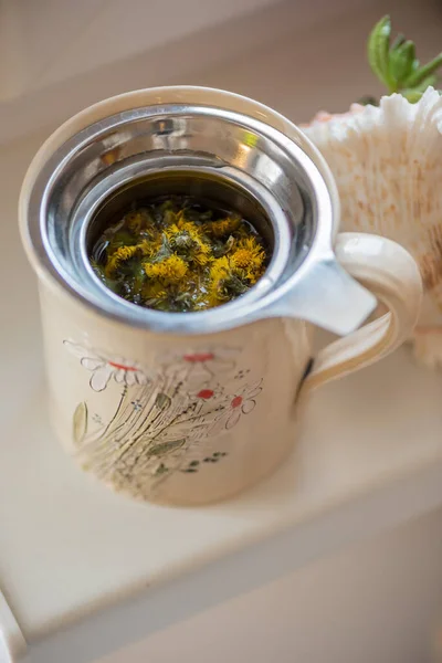 Concepto Bricolaje Taza Decorativa Hecha Mano Cerámica Con Hierbas Caliente — Foto de Stock