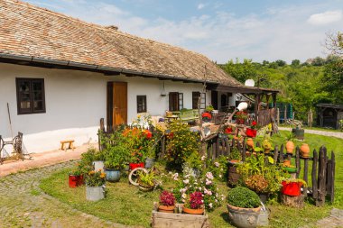 Diy konsepti. Çitin üzerinde el yapımı dekoratif kaplar....