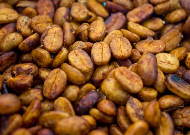 Kurutulmuş kahve taneleri ve bal süreci, hamurlama işleminden hemen sonra kurutulur..