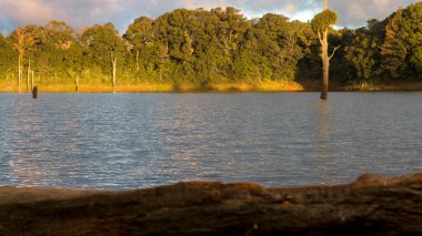 La Esperanza, Intibuca, Honduras 'taki Lagoon Madre Vieja (Yaşlı Anne) üzerinde gün batımı.