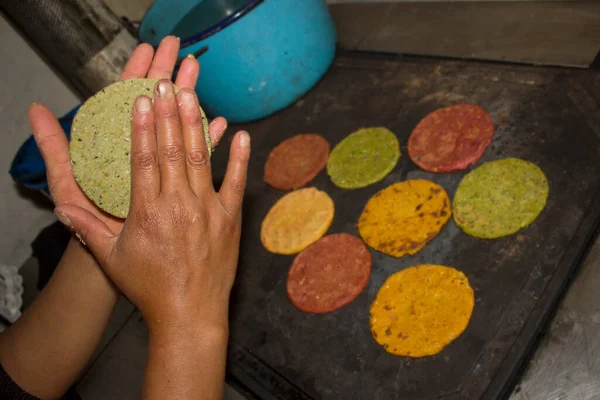 Manos Mujer Haciendo Tortillas Maíz Mezcladas Con Brócoli Remolacha Zanahoria — Foto de Stock