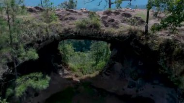 Bir kayanın içinde müthiş bir delik, 