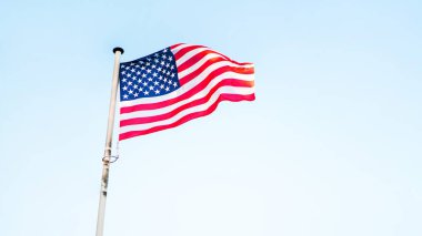 Amerikan bayrağı rüzgarla çırpınan. ABD Tatil afiş.