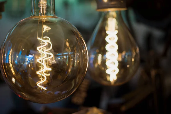 Vintage ampulleri bir karanlık iç. 