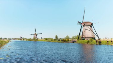 Doğal, Hollanda, güneşli bir gün. Cana yakın geleneksel Hollanda yel değirmenleri su