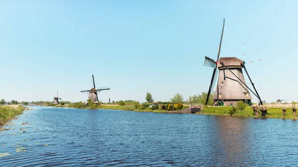 Doğal, Hollanda, güneşli bir gün. Cana yakın geleneksel Hollanda yel değirmenleri su
