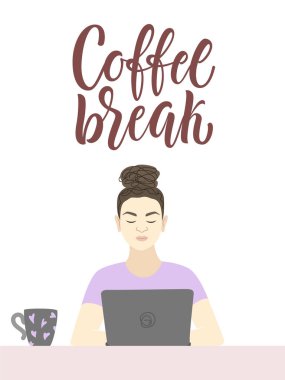 Kahve molası afiş tasarımı ile dizüstü bilgisayarda çalışan genç kadın.