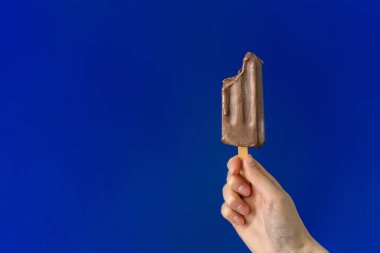 El derin mavi zemin üzerine çikolatalı dondurma ile.