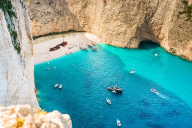 Plaj erken sabah - bir kaç tekne ve neredeyse hiç turist batık. Zakynthos island, Yunanistan.