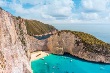 İkonik Yunanistan görünümü - batık plaj, Zakynthos ada ateş güneşli.