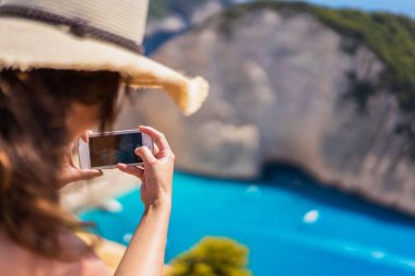 Batık Beach yatay fotoğrafını şapkalı kadın. Zakynthos island, Yunanistan.