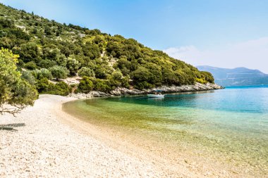 Bir teknede, güneşli bir gün su ile boş plaj. Kefalonia island, Yunanistan.